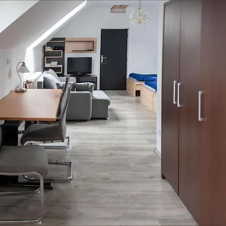 V Sadu ליסה נאד לאבם